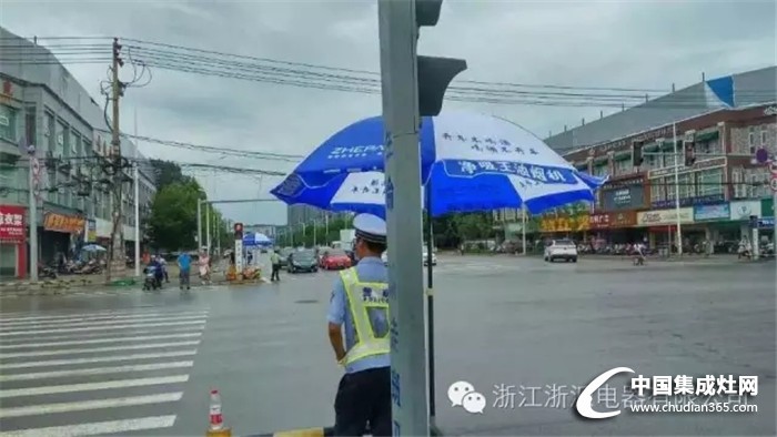 浙派電器攜手景德鎮(zhèn)交警支隊(duì)保衛(wèi)交通安全