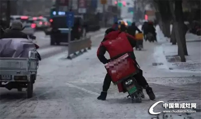 優(yōu)格：酷暑暴雨天，你的一份外賣是如何送到的？