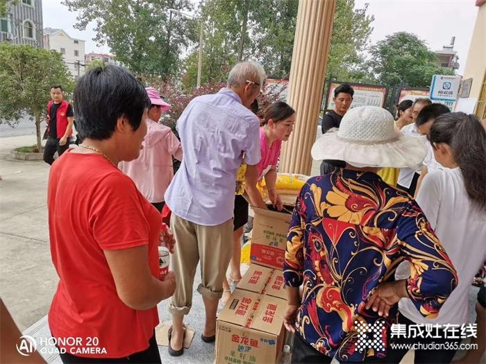 洪水無(wú)情，人間有情！潮邦集成灶鄱陽(yáng)店為油墩街受災(zāi)群眾捐贈(zèng)物資